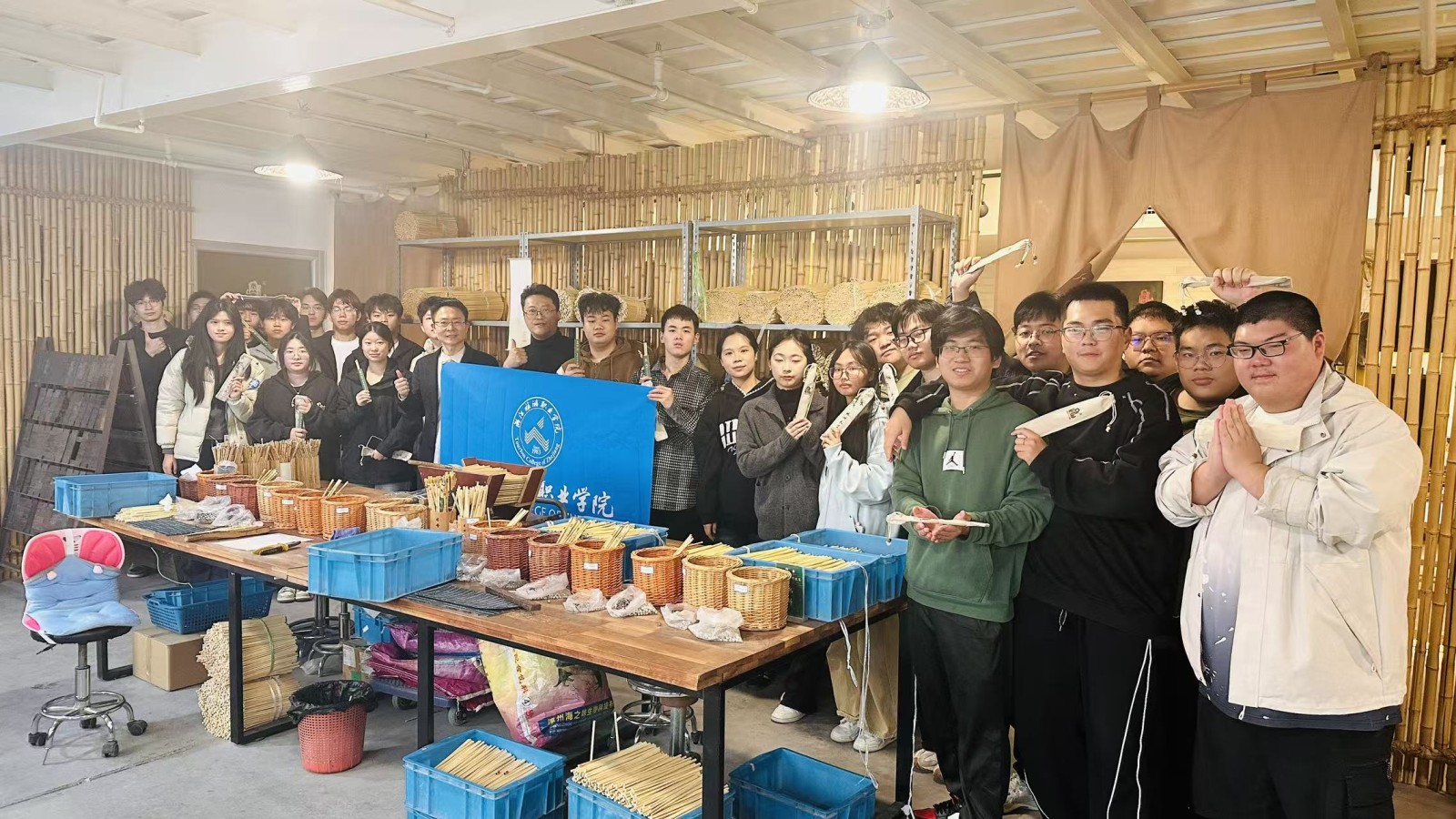 合影4:传承班在天竺筷厂操作间.jpg 合影4:传承班在天竺筷厂操作间.jpg